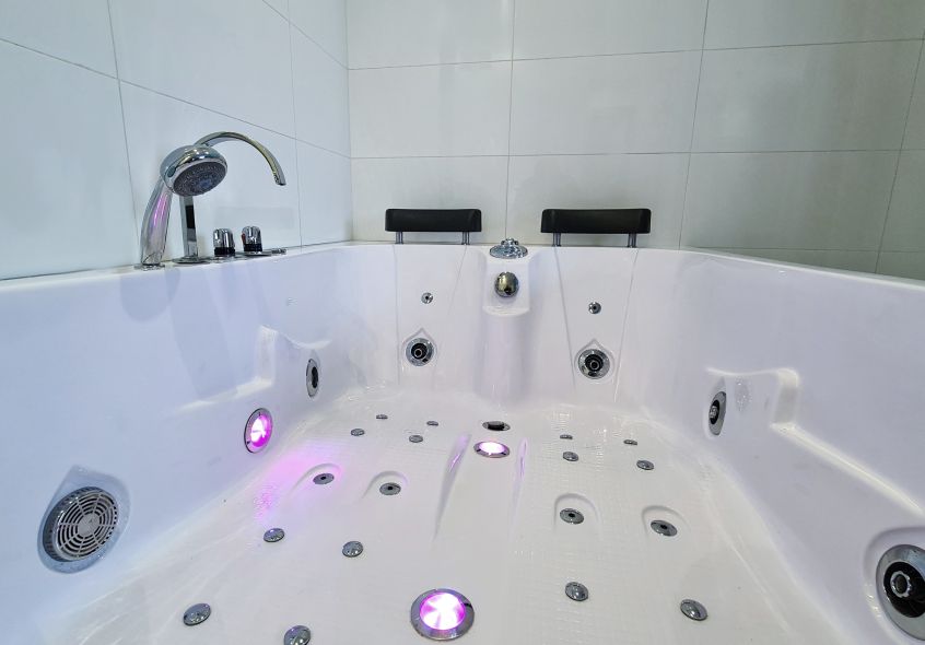 Jacuzzi w komfortowych pokojach przy stadionie Piast Gliwice