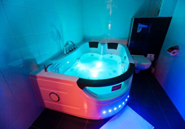 Jacuzzi z podświetleniem w Gliwicach w pokoju LUX hotelu Malinowski Business***