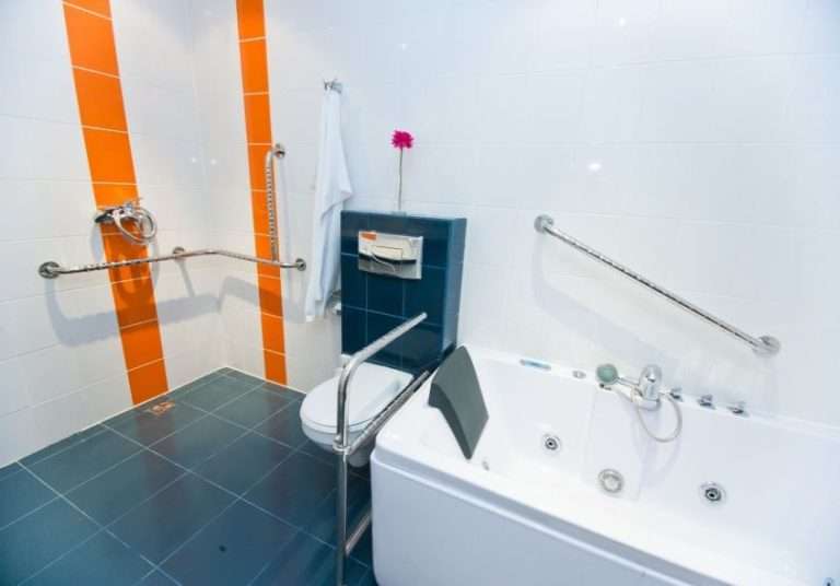 Łazienka w pokoju dla osób niepełnosprawnych - hotel w Gliwicach