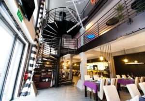Oryginalna restauracja Portowa z trzema poziomami i lobby barem w Gliwicach