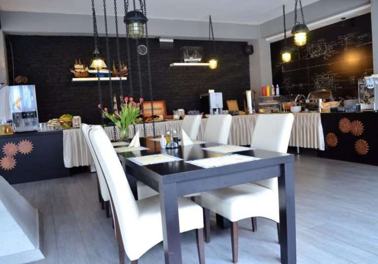 Bufet śniadaniowy w restauracji Portowa