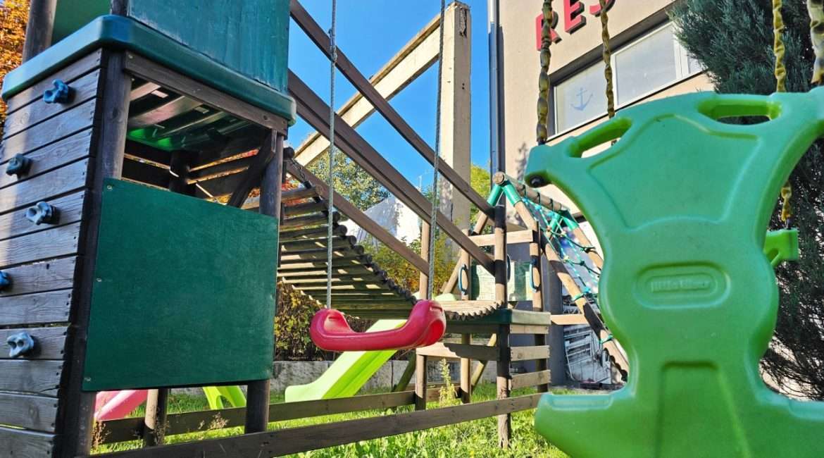 Restauracja z placem zabaw w hotelu Business