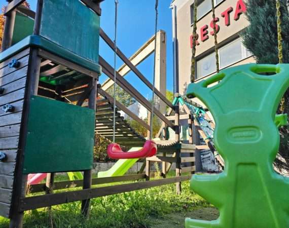 Restauracja z placem zabaw w hotelu Business